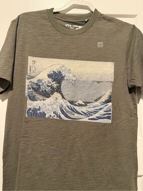 Uniqlo Men’s Olive Green Short-Sleeve Tee with Wave Graphic